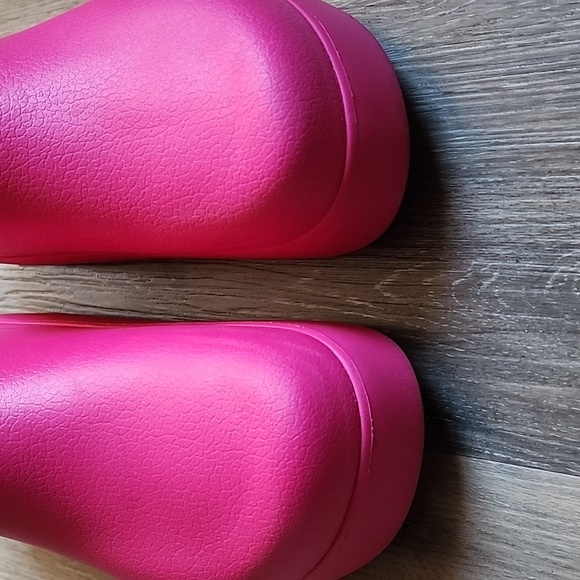 CROCS Vibrant Pink Slippers - Picture 2 of 15